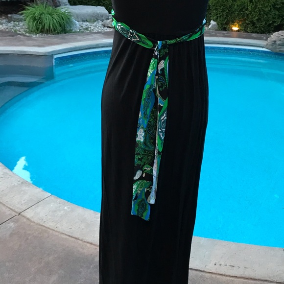 Flowy Maxi Dress with V-Halter Neckline - Picture 11 of 12